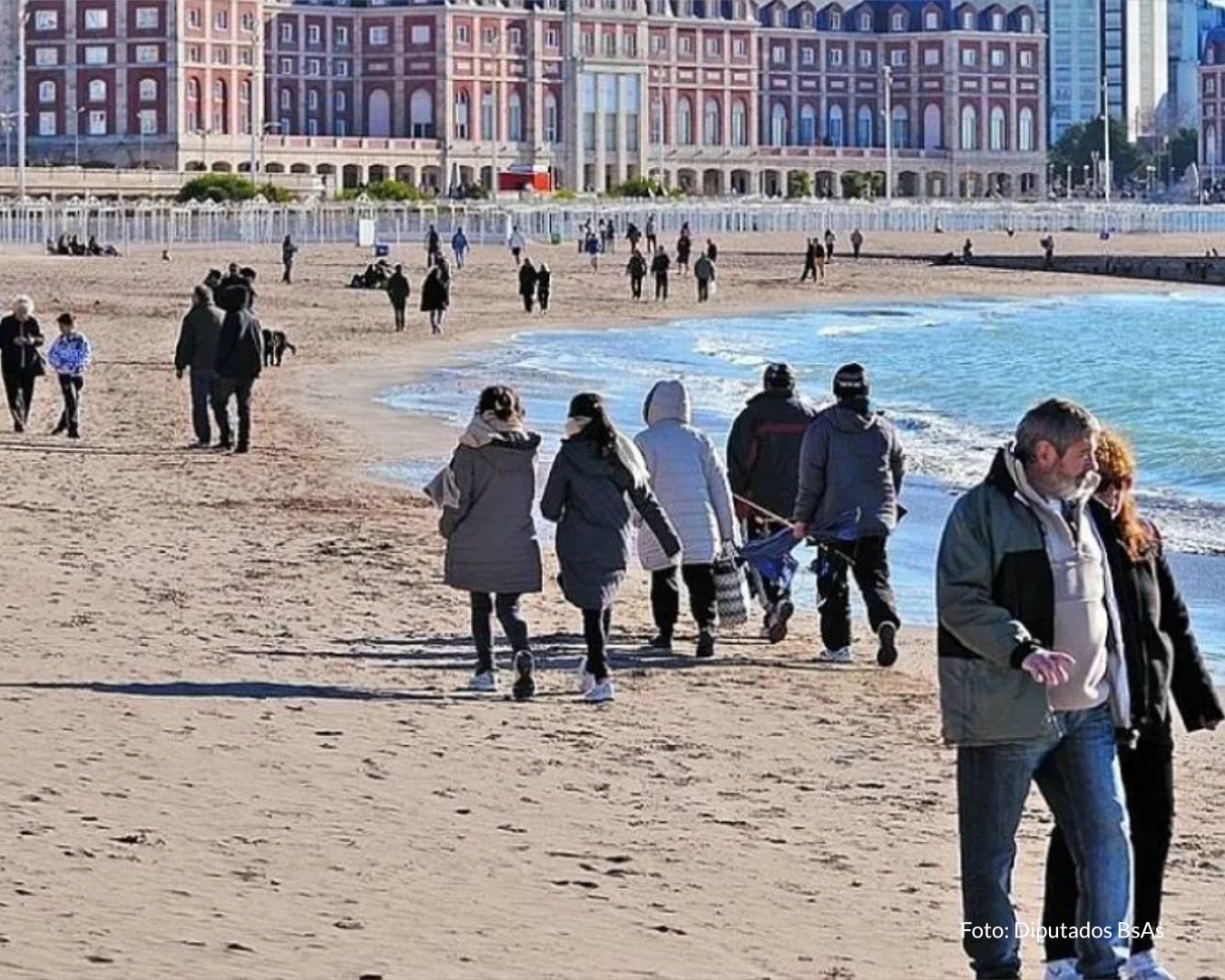 El turista sigue llegando, pero deja menos: la señal que preocupa a la Costa de cara al verano
